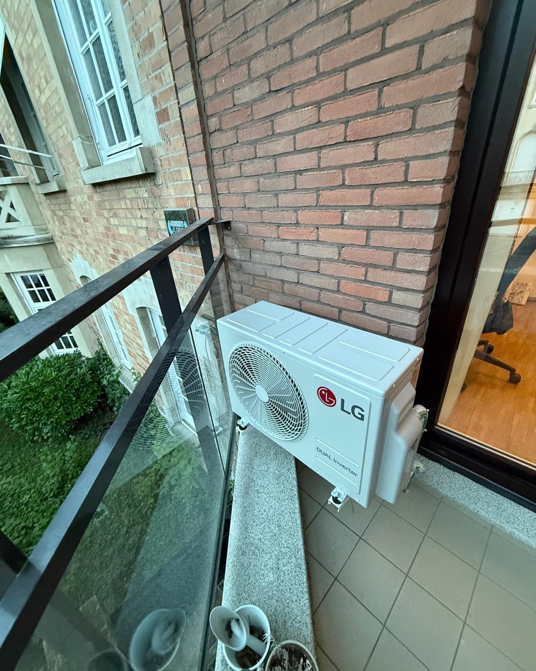 Buitenunit van een multi-split airco op een Brussels balkon