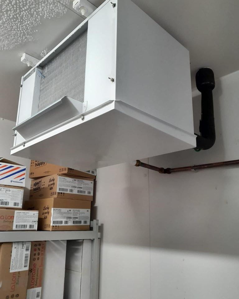 Verdamper van een koelcel in de voorraadruimte van een voedingswinkel